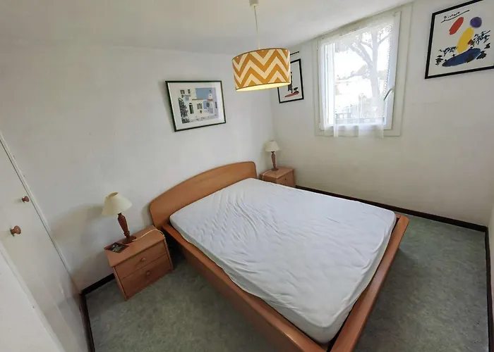 T2 Mezzanine Climatise Avec Piscine Et Parking Au Cap D'agde - Fr-1-607-104 *